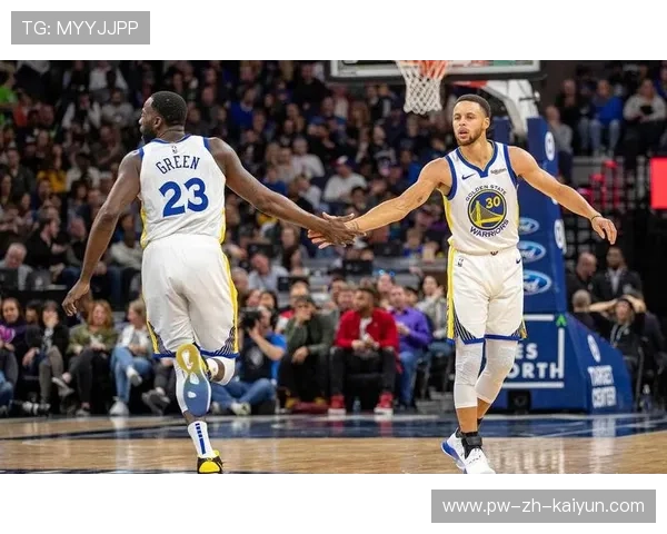 勇士快攻配合默契完成高效进攻