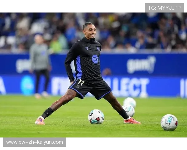 巴萨边路包夹再制造失误,拉菲尼亚近距离抽射被封 巴萨边路包夹再制造失误,拉菲尼亚近距离抽射被封